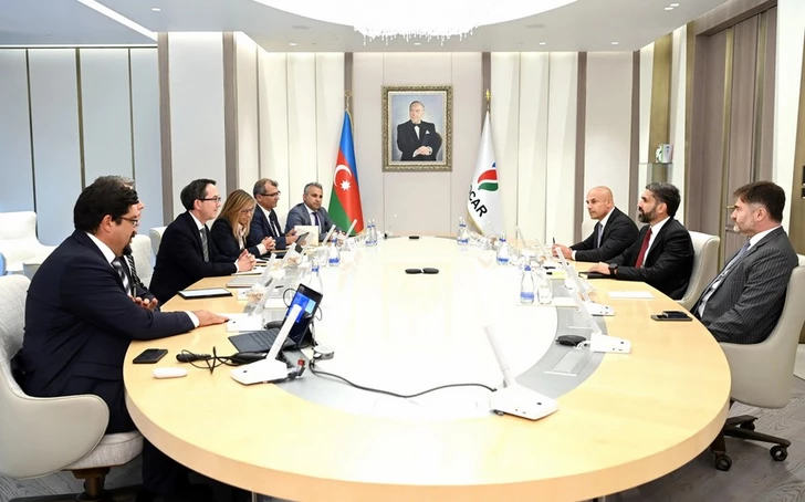 SOCAR y Emerson exploran colaboración en energía renovable e innovación digital