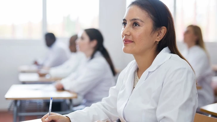 Cada vez más mujeres jóvenes en Azerbaiyán optan por la educación profesional