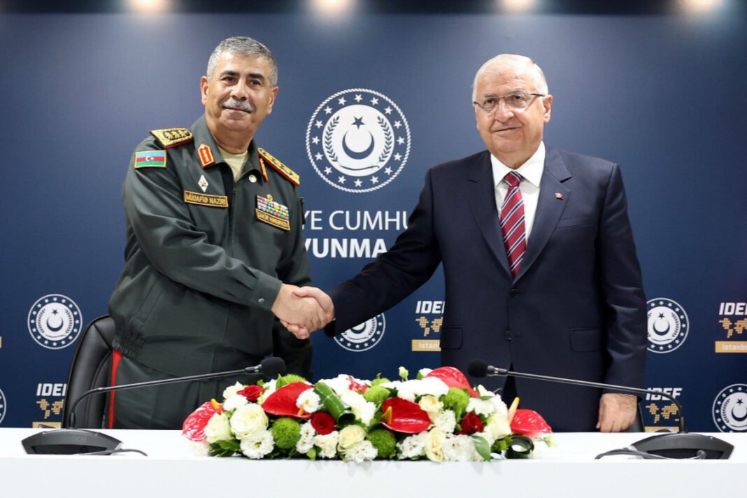 Azerbaiyán y Turquía firman memorando para reforzar la seguridad militar durante la feria IDEF 2025