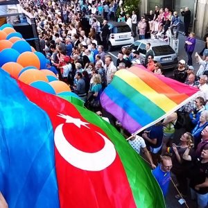 Polémica en Azerbaiyán: Abogado acusa al sistema educativo de “promover la homosexualidad” y genera indignación en redes