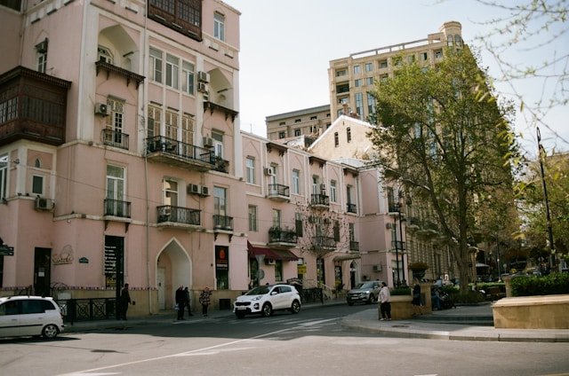 Engaño inmobiliario en Bakú: anuncian cercanía al metro que no existe