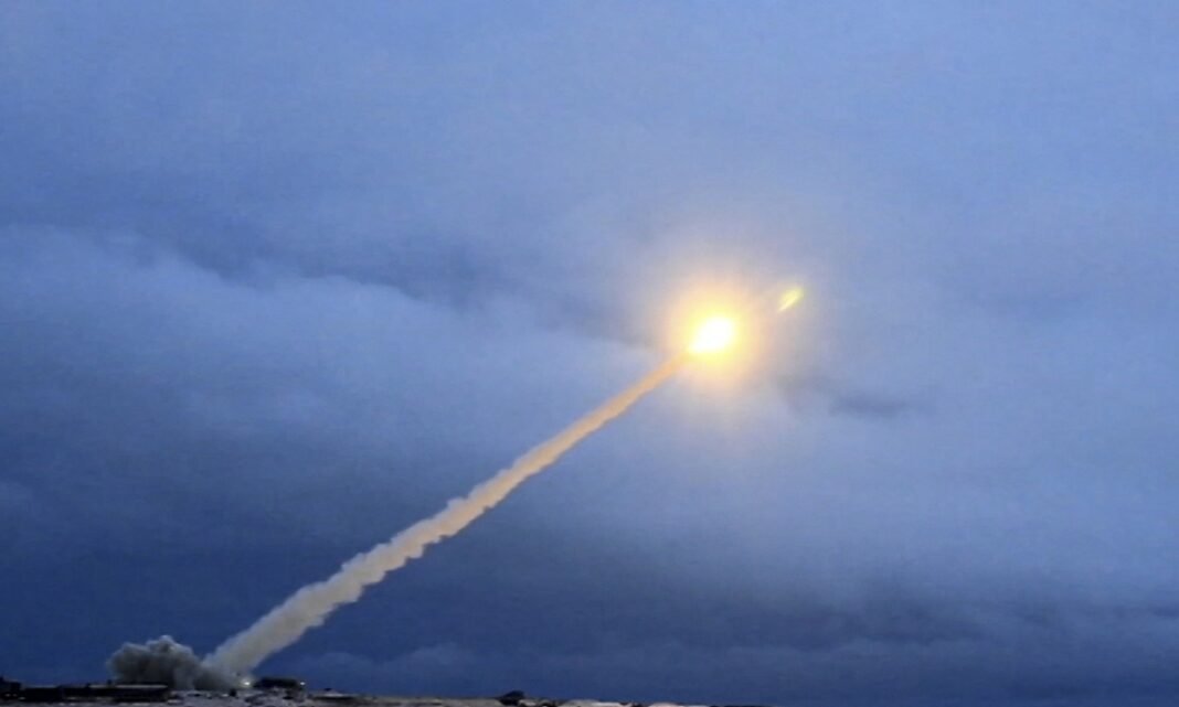 Rusia se Prepara para Probar un Misil de Propulsión Nuclear Antes de la Reunión Trump–Putin