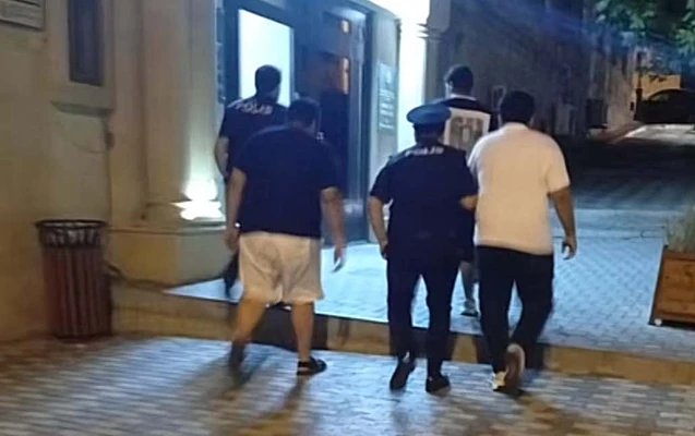 Turistas Detenidos en Bakú por Comportamiento Irrespetuoso en la Avenida de los Mártires
