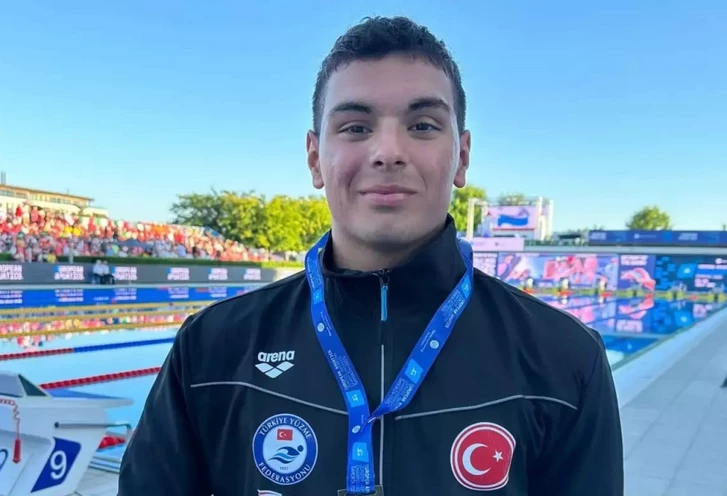 El nadador azerbaiyano Nüsrət Allahverdi gana el oro en el Mundial Juvenil