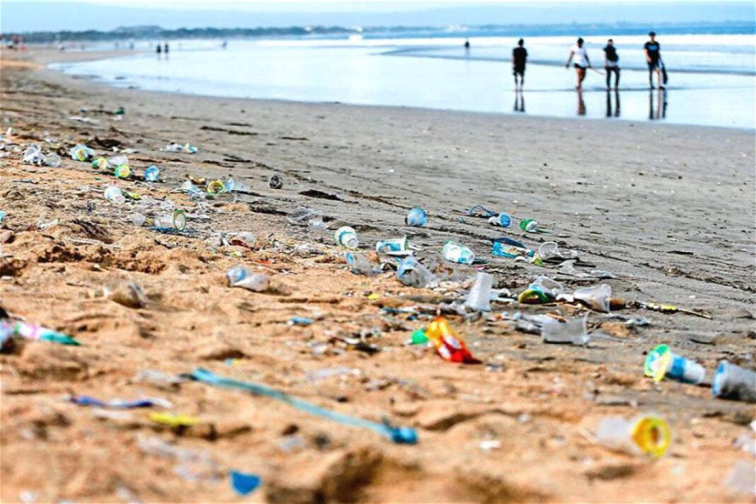 El mar llama, pero la basura ahuyenta: cómo combatir la contaminación en la costa del Caspio