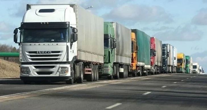 AYNA: Unos 200 camiones esperan en la frontera entre Azerbaiyán y Georgia