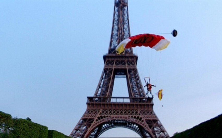 Detienen en París a un hombre que saltó en paracaídas desde la Torre Eiffel