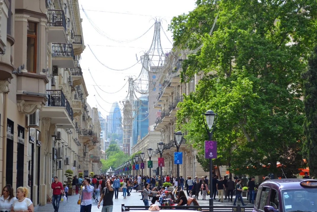 Baja actividad, matrimonios consanguíneos y obesidad: ¿por qué los azerbaiyanos son más bajos y más gordos?
