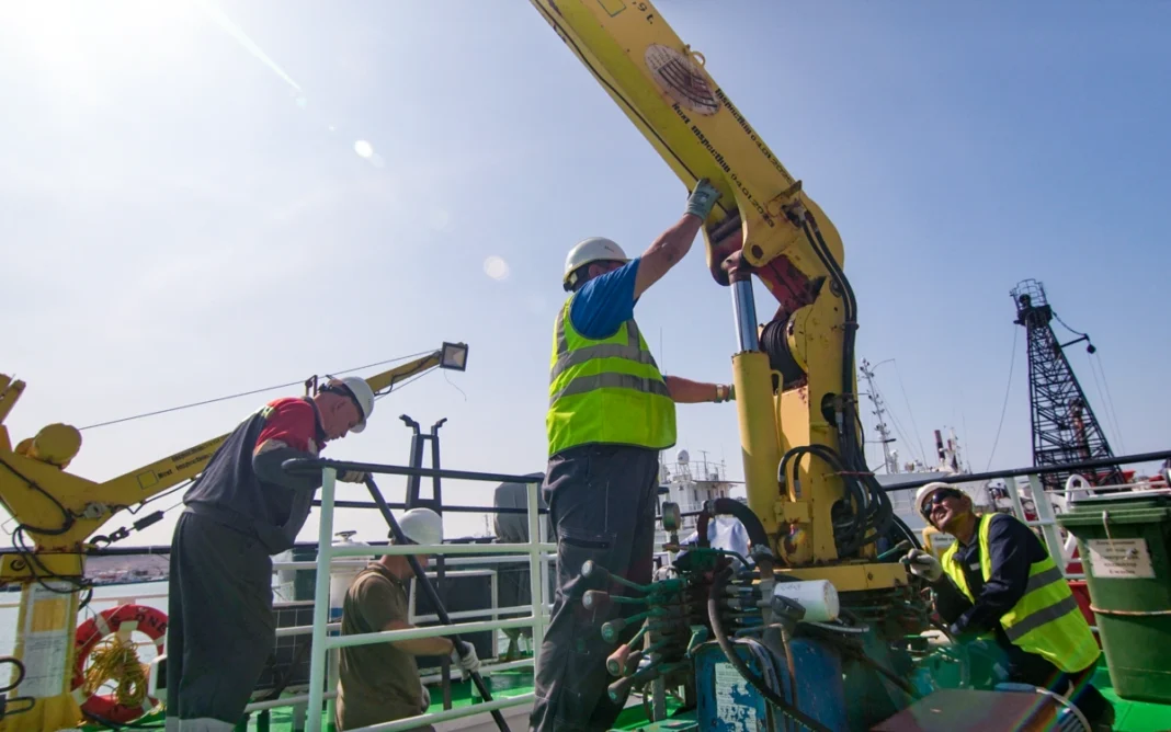 Un Hito en la Historia del Mar Caspio: Se Instala el Primer Cable de Fibra Óptica Submarino