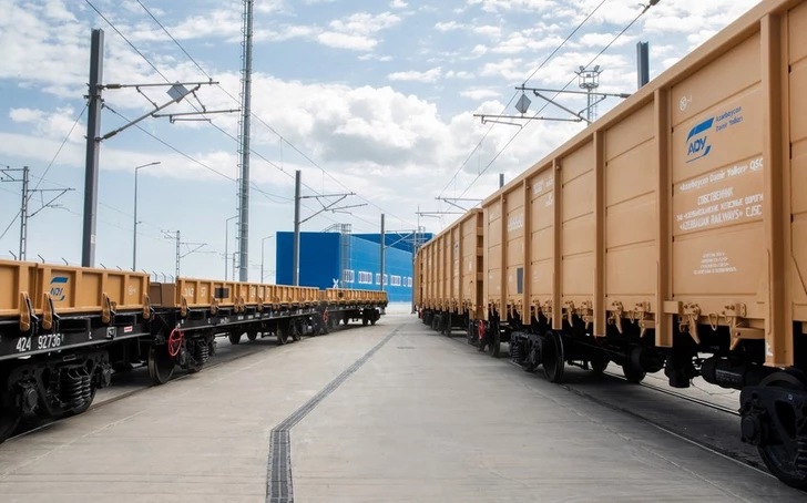 Actualización a Gran Escala: Ferrocarriles de Azerbaiyán Adquiere 300 Vagonetas de Carga Modernas