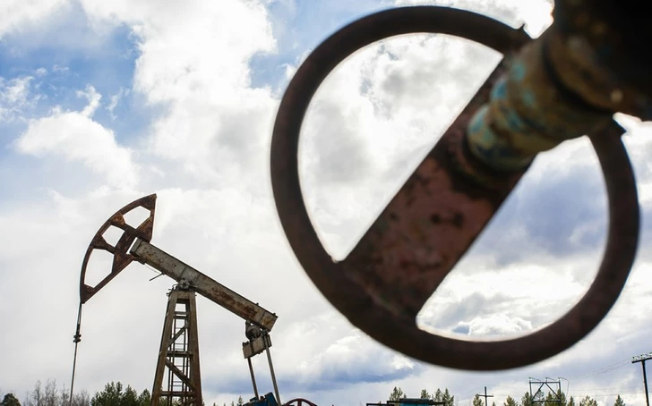 Precios del petróleo caen por previsiones de exceso de oferta