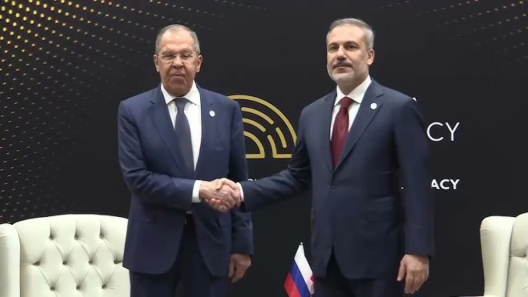 Lavrov y Fidan Debaten los Resultados de la Cumbre Rusia–EE. UU. en Alaska