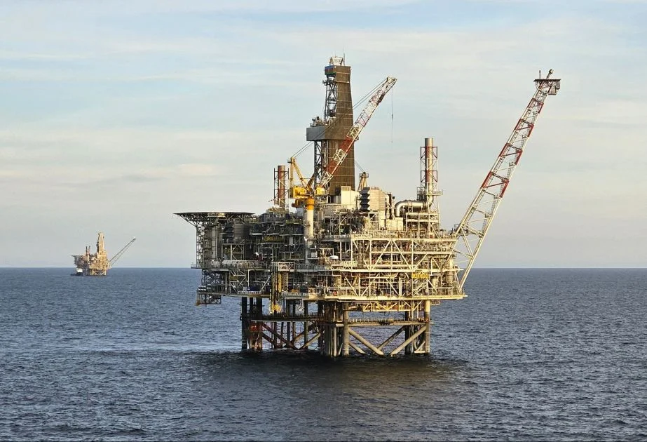 Azerbaiyán Fija el Precio del Petróleo para el Presupuesto de 2026 en 65 Dólares por Barril