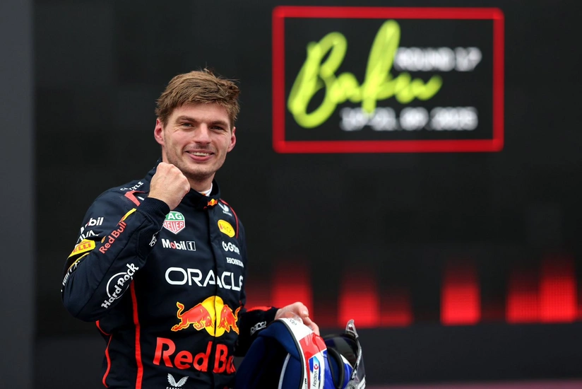 Max Verstappen de Red Bull Gana una Dramática Carrera en las Calles de Bakú