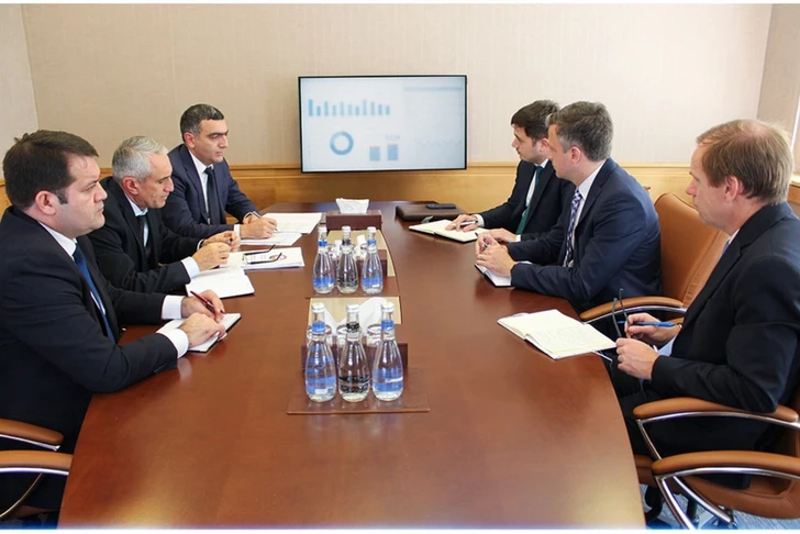 El Ministerio de Finanzas de Azerbaiyán y expertos de Harvard analizaron reformas financieras
