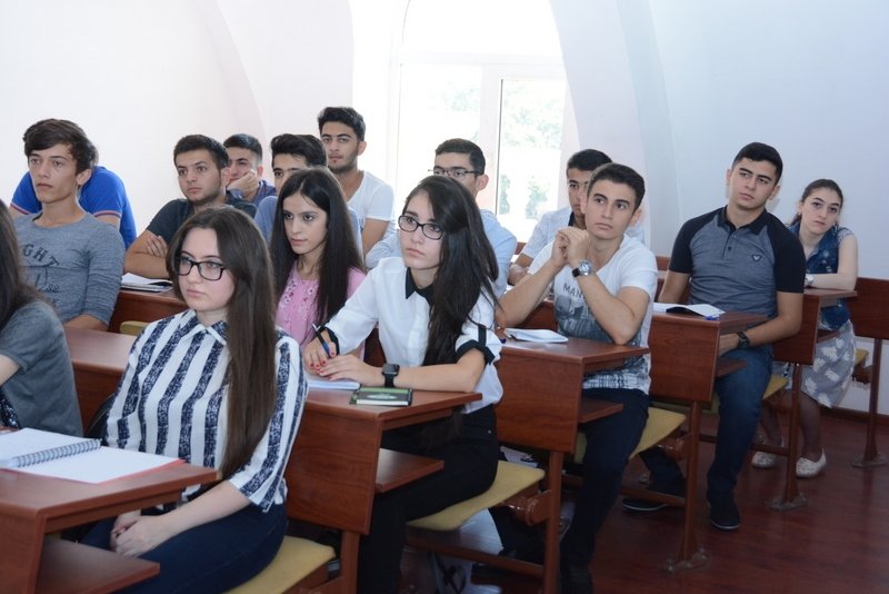 Fácil Entrada, Difícil Salida: ¿Debería Azerbaiyán Repensar las Admisiones Universitarias?