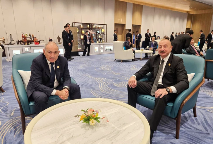 El presidente Ilham Aliyev se reunió con el primer ministro de Armenia