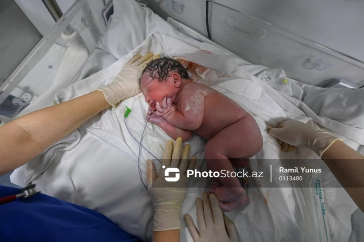 El precio de la felicidad: cuánto cuesta tener un hijo en Azerbaiyán