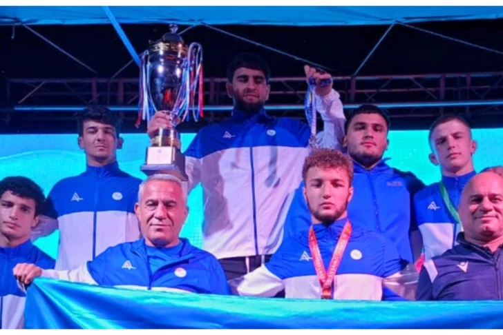 La selección de lucha de Azerbaiyán gana 8 medallas en la Universiada de los Estados Túrcicos