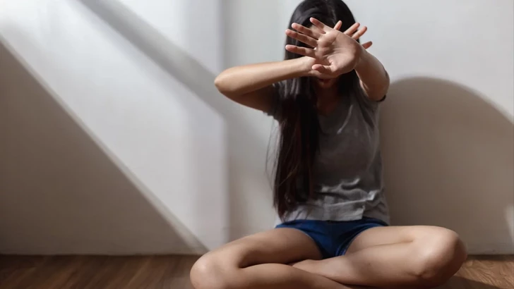 Hombre de 57 años violó repetidamente a una niña de 13 años en Ganja