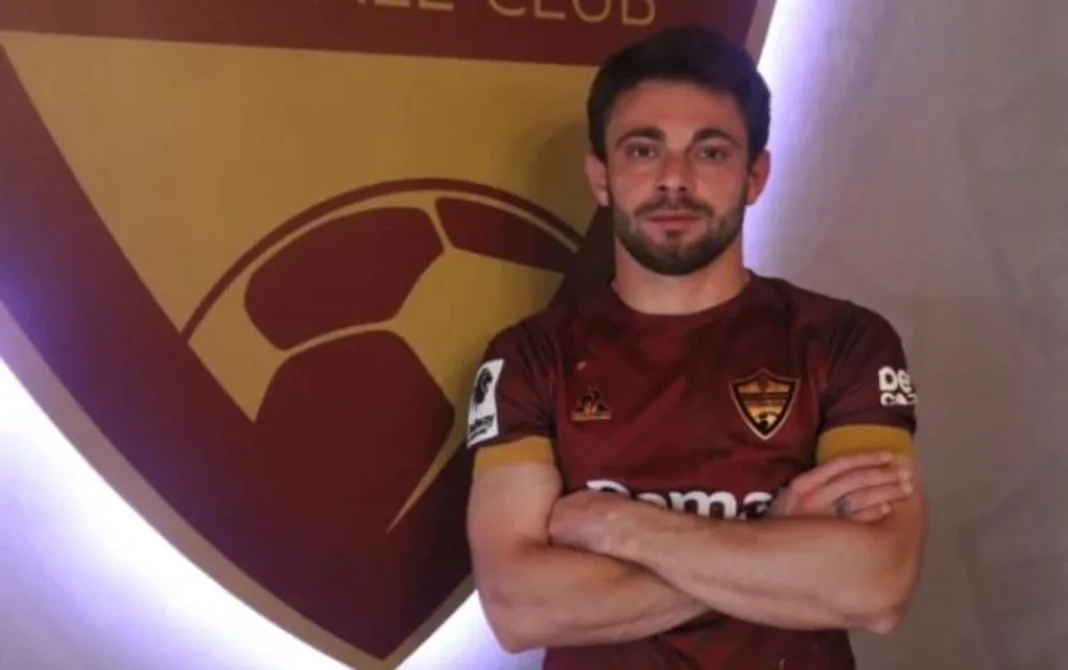 Turan Manafov de Azerbaiyán firma con el FC de Sudáfrica