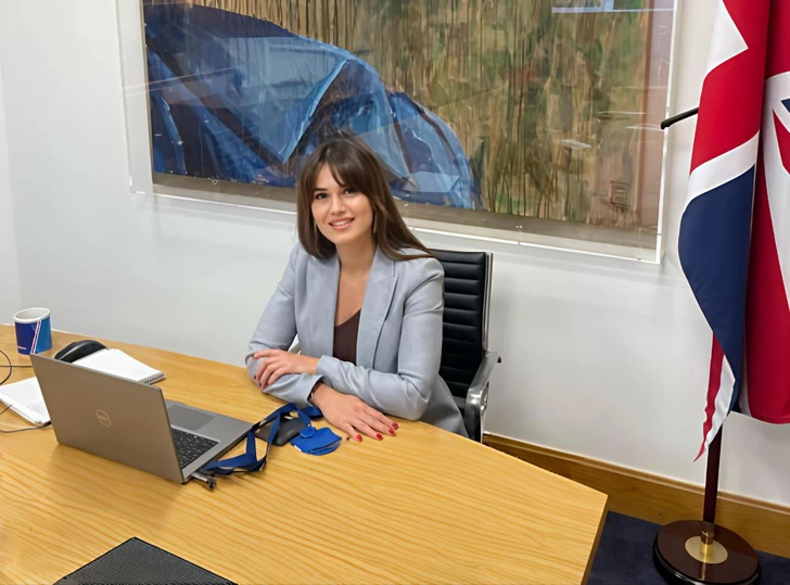 Parvin Guseynova: Una Mujer Azerbaiyana que Da Forma a la Política en el Reino Unido