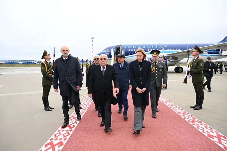 Ali Asadov llega a Minsk para la reunión del Consejo de Jefes de Gobierno de la CEI