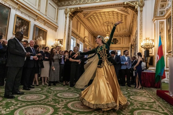 De Bakú a Leeds: Una mujer azerbaiyana comparte danzas nacionales con niños en Gran Bretaña