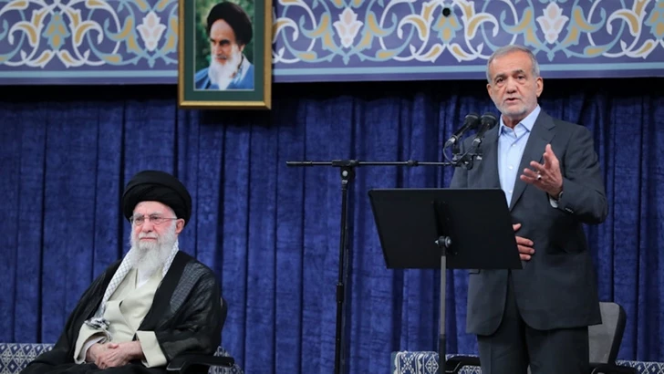 Jamenei encarga a Pezeshkian mediar en las negociaciones nucleares