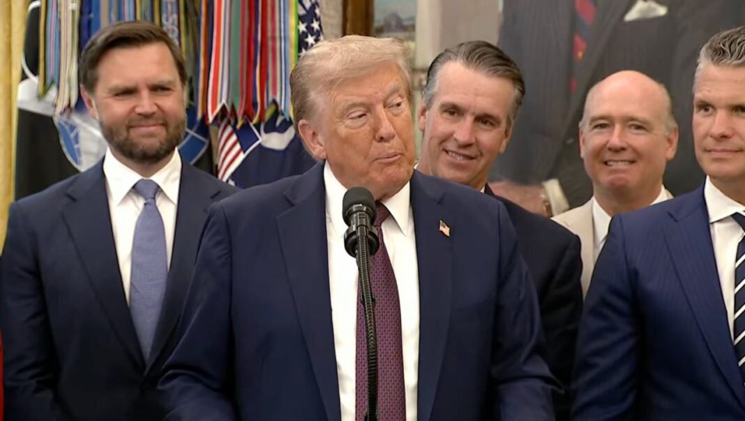 Trump reaparece en público tras rumores sobre su muerte