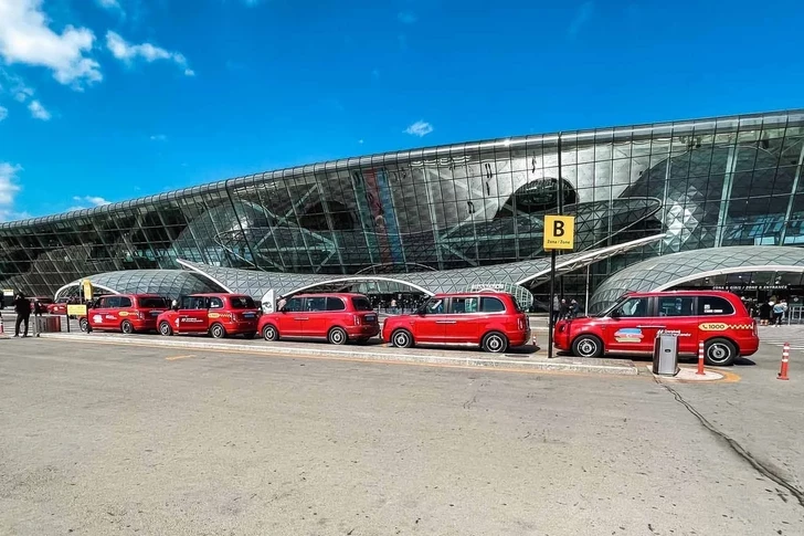 Confusión entre pasajeros: ¿han cambiado las normas para pedir taxi en el aeropuerto de Bakú?