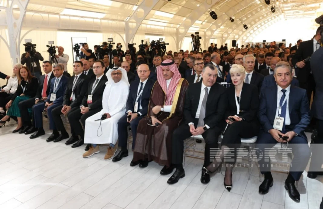 Azerbaiyán Firma Acuerdos por 5,5 Mil Millones de Dólares en el Primer Foro Internacional de Inversiones