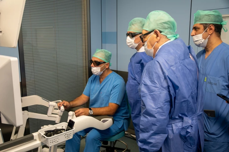 Avance Médico: En Azerbaiyán Realizan por Primera Vez una Cirugía Asistida por Robot