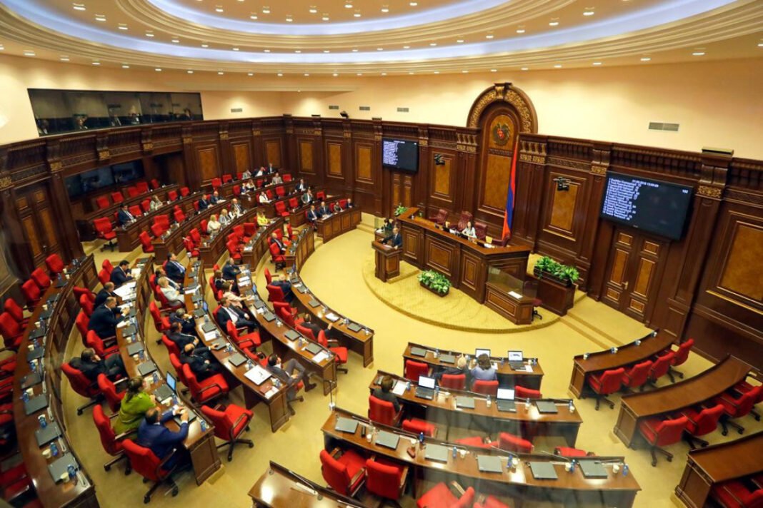 El Parlamento de Armenia aprueba declaración de paz con Azerbaiyán