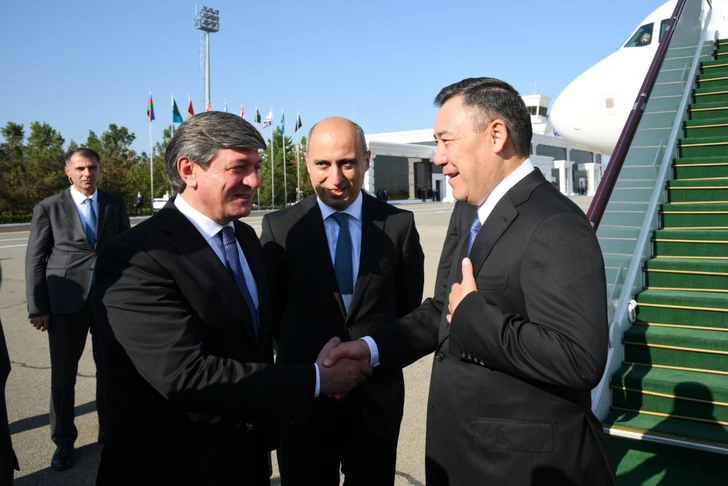 El presidente de Kirguistán, Sadyr Japarov, llega a Azerbaiyán