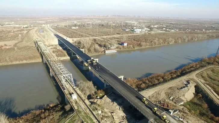 La construcción del nuevo puente sobre el río Araz se completará antes de fin de año