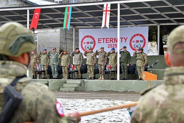 Militares azerbaiyanos participan en los ejercicios Eternity−2025