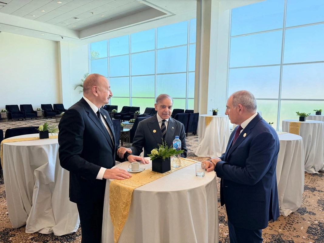 Ilham Aliyev, Nikol Pashinián y Muhammad Shehbaz Sharif se reunieron en Sharm el-Sheij