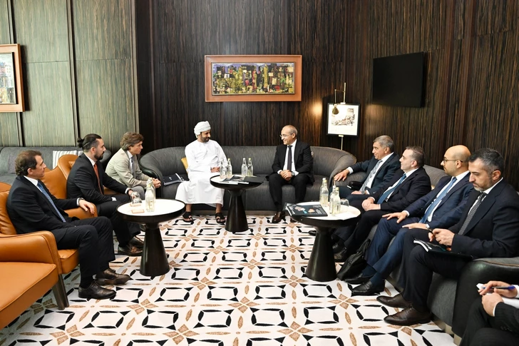 Mikail Jabbarov se reunió con el director ejecutivo interino del Banco de Inversiones de Omán