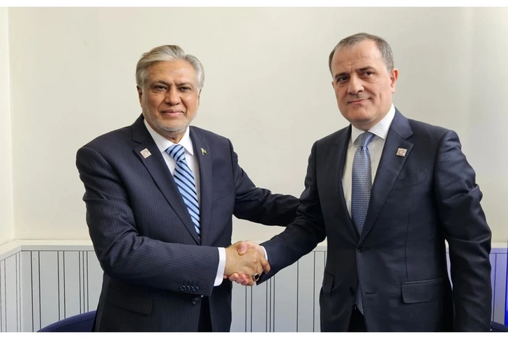 Los ministros de Asuntos Exteriores de Azerbaiyán y Pakistán mantuvieron una conversación telefónica