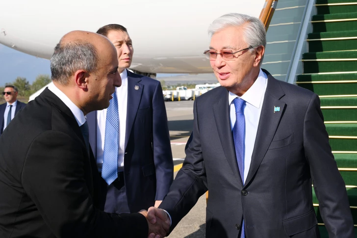 El presidente de Kazajistán llega a Azerbaiyán en visita oficial