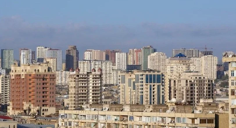 Estable pero tenso: Niveles de alquiler en Bakú comparados con Ereván y Tiflis