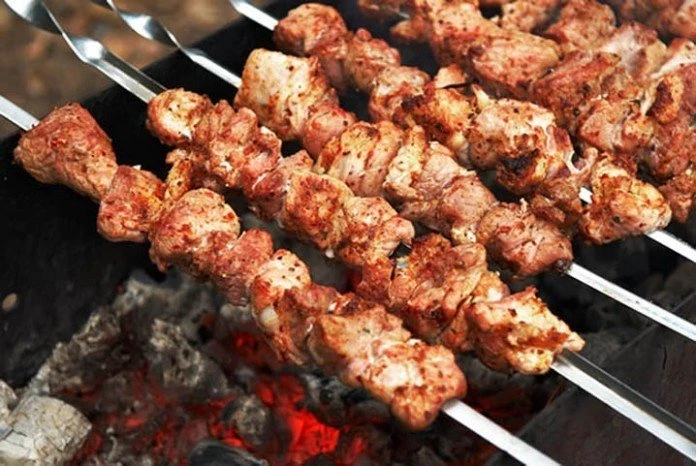 Los kebabs de 1,75 dólares en Bakú generan dudas sobre la calidad de la carne