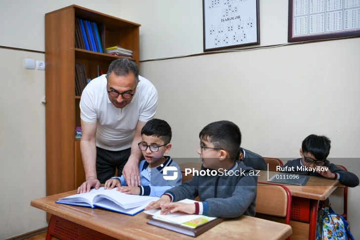 Crisis de la educación masculina: ¿por qué están desapareciendo los maestros hombres en Azerbaiyán?