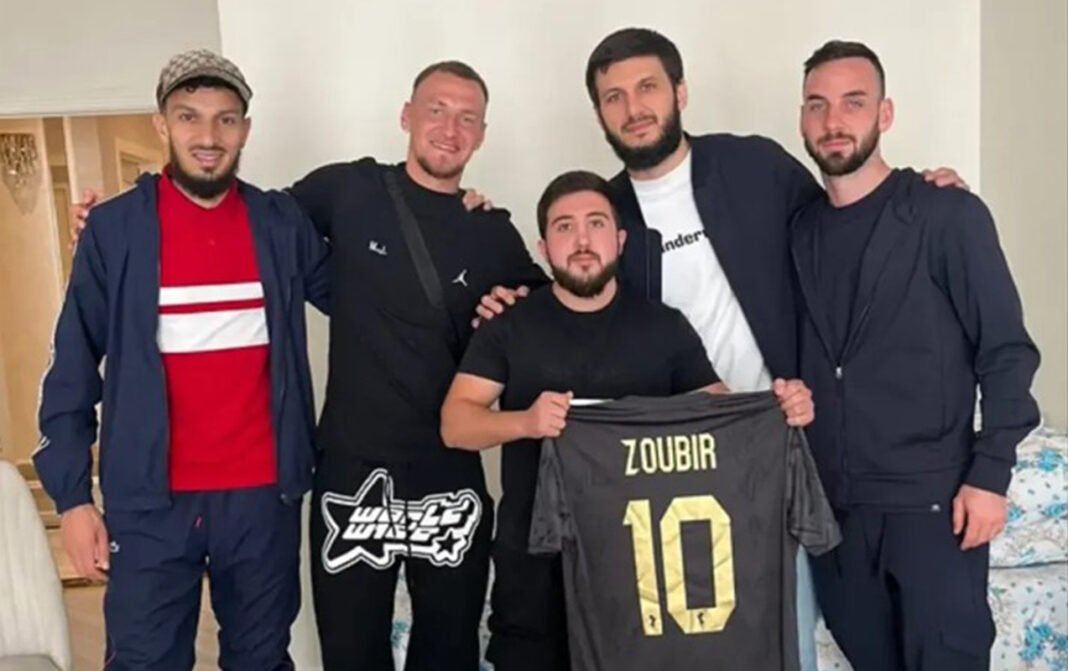 Los jugadores del Qarabağ tienen un gran gesto con un aficionado lesionado durante el partido