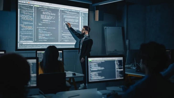 La educación en TI en Bakú se convierte en un lujo: los cursos suben un 20 % en un año