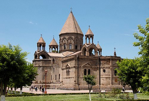 El Conflicto Iglesia-Estado en Armenia Expone la División de la Sociedad Civil